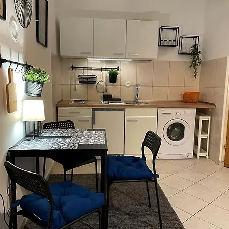 Studio Apartman Lara *
