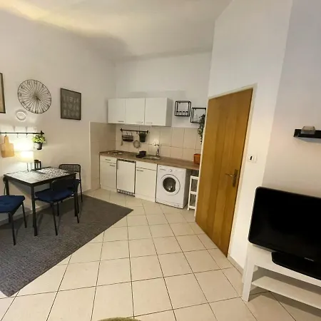 Studio Apartman Lara Apartment *